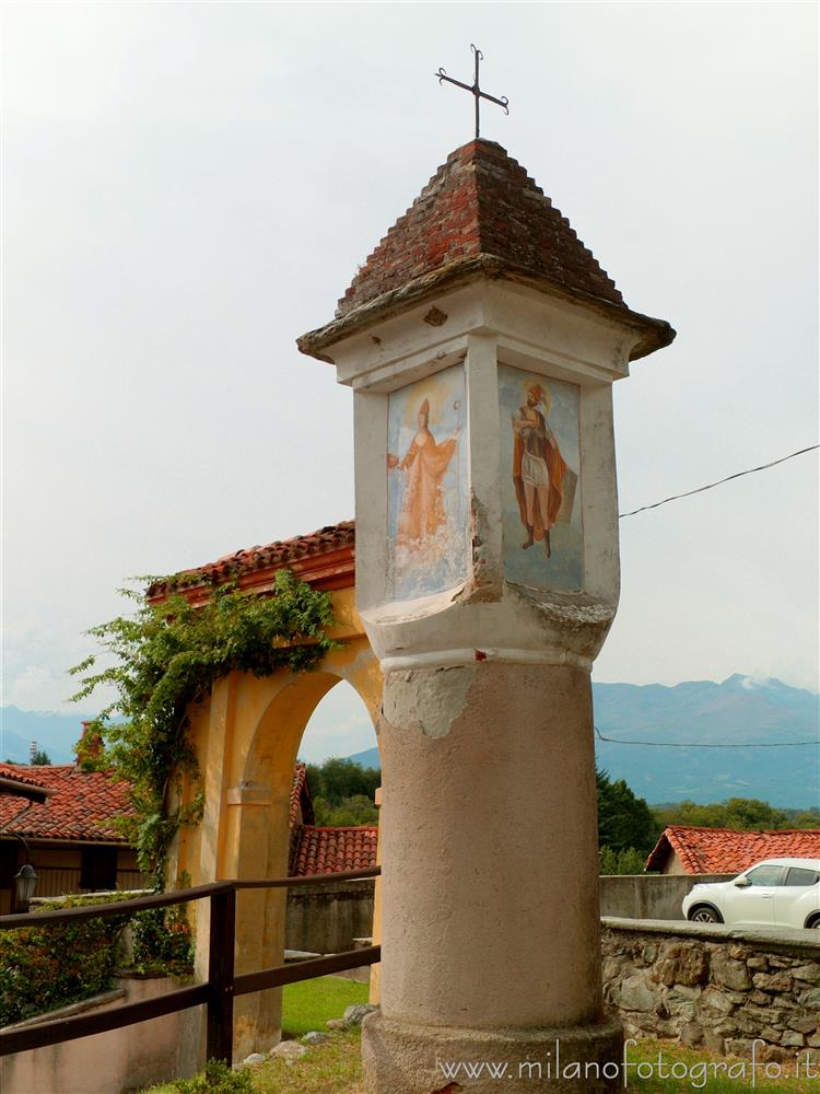 Magnano (Biella, Italy) - Frescoed aedicule in front of the of the parish church of the Saints Baptist and Secondus